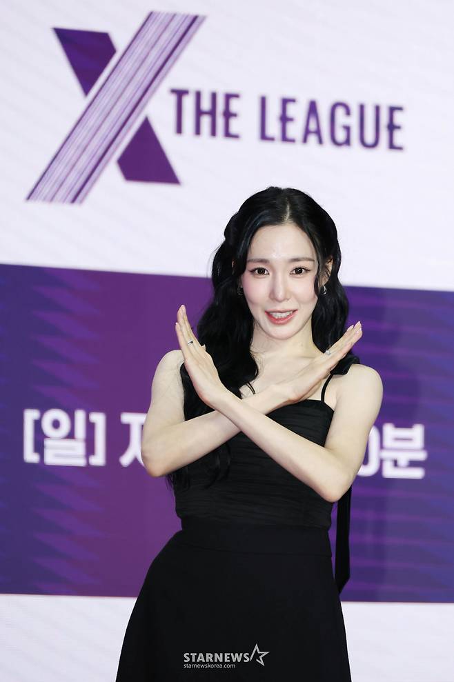 가수 티파니 영이 30일 오전 서울 마포구 큐브컨벤션센터에서 진행된 ENA 예능 '엑스 더 리그' 제작발표회에 참석해 포즈를 취하고 있다.  한국을 비롯해 미국, 일본, 중국, 태국, 인도네시아, 베트남, 싱가포르&말레이시아 등 9개국, 8개 팀이 참가하는 세계 최초 국가대표 세일즈 커머스 서바이벌 프로그램 '엑스 더 리그'는 8월 2일 첫 방송된다. /2026.07.30 /사진=이동훈 photoguy@