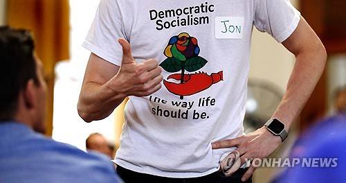 '미국민주사회주의자'(DSA) 티셔츠 입은 DSA 활동가  [AP=연합뉴스 자료사진. 재판매 및 DB 금지]