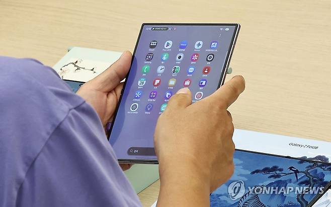 갤럭시 Z 폴드8·플립8 사전예약 시작 (서울=연합뉴스) 김인철 기자 = 삼성전자의 갤럭시 Z8 시리즈 사전예약이 시작된 28일 서울 서초구 삼성 강남에서 시민들이 갤럭시 Z 폴드8·플립8 등 신제품을 살펴보고 있다.
    갤럭시 Z8 시리즈는 28일부터 다음 달 3일까지 사전 예약을 거쳐 8월 7일 출시된다. 2026.7.28 yatoya@yna.co.kr