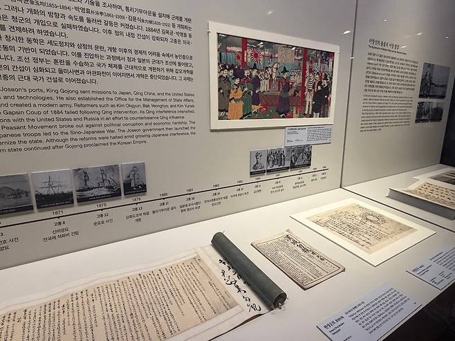 일부 새 단장한 조선3실 전시 (서울=연합뉴스) 김예나 기자 = 30일 서울 용산구 국립중앙박물관 상설전시관 1층 조선3실의 주요 전시품 모습. 2026.7.30
yes@yna.co.kr