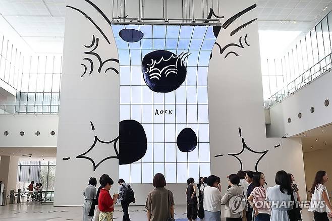 미술관에서 선보이는 초대형 OLED 전시 (서울=연합뉴스) 강민지 기자 = 30일 서울 종로구 국립현대미술관에서 열린 MMCA X LG OLED 시리즈 2026: 김 크리스틴 선 '완고한 바위, 무모한 싸움들' 전시 간담회에서 참석자들이 작품을 둘러보고 있다. 2026.7.30 mjkang@yna.co.kr
