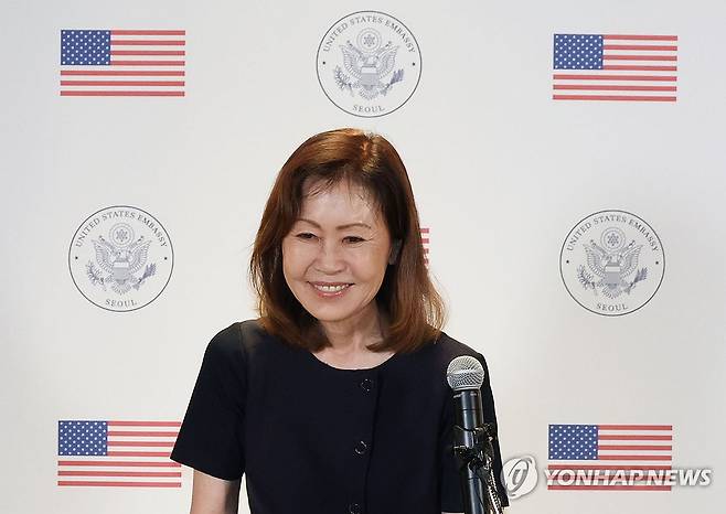 한국 도착한 미셸 스틸 주한미국대사 (영종도=연합뉴스) 신준희 기자 = 주한미국대사에 부임한 미셸 스틸 대사가 30일 인천국제공항을 통해 한국에 도착, 2터미널 행사장에서 성명 발표를 하며 미소짓고 있다. 2026.7.30 hama@yna.co.kr