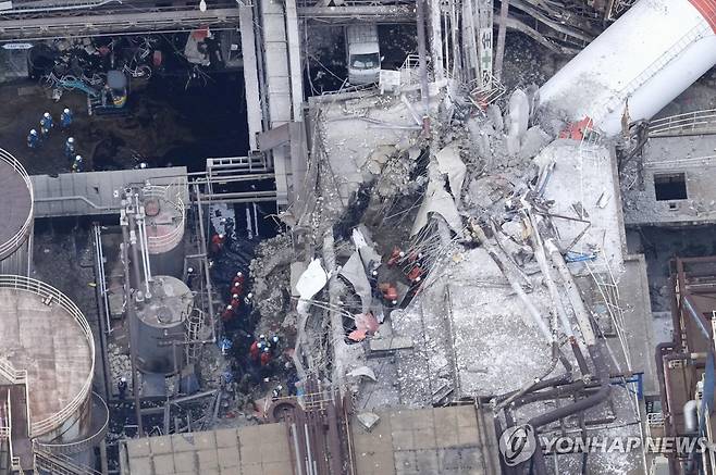 강진으로 피해를 입은 제지 공장에서 구조 작업을 하는 구조대원들 [로이터=연합뉴스. 재판매 및 DB 금지]