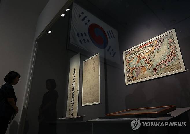 국립중앙박물관, 대한제국실 새 단장 (서울=연합뉴스) 이재희 기자 = 30일 서울 용산구 국립중앙박물관 상설전시관에 새롭게 개편한 대한제국실에서 관계자들이 전시를 살펴보고 있다. 2026.7.30 scape@yna.co.kr