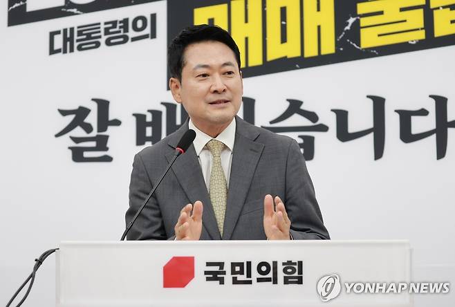 선관위 특검법 관련 기자회견 하는 국민의힘 장동혁 대표 (서울=연합뉴스) 신현우 기자 = 국민의힘 장동혁 대표가 30일 국회에서 이날 본회의를 통과한 선관위 특검법과 관련해 기자회견하고 있다. 2026.7.30 nowwego@yna.co.kr