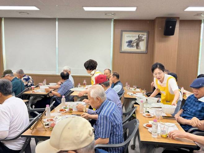 30일 신천지 자원봉사단 충주지부가 보훈회관을 방문해 정성껏 준비한 삼계탕을 대접하고 있다.(사진=신천지 자원봉사단 충주지부 제공)