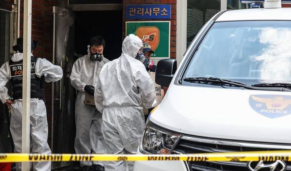&nbsp;지난 23일 오전 8시 29분쯤 경북&nbsp;경산시 사동 한&nbsp;아파트&nbsp;관리실 안에서 폭발 추정 사고가 난 가운데 경찰 과학수사대가 증거물로 보이는 물건을 담은 종이상자를 가지고 철수하고 있다. 연합뉴스