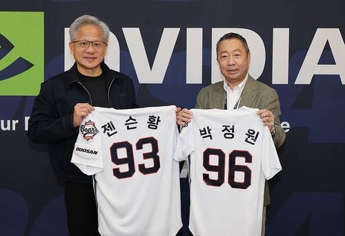 박정원 두산그룹 회장과 젠슨 황 엔비디아 CEO[출처: 두산]