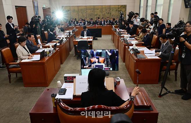 [이데일리 방인권 기자] 이재정 국회 문화체육관광위원장이 30일 국회 문화체육관광위원회에서 열린 대한축구협회 현안 관련 청문회에서 의사봉을 두드리고 있다.