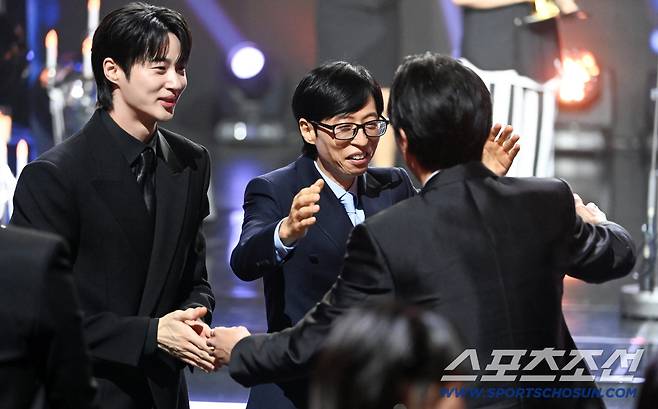 제5회 청룡시리즈어워즈(Blue Dragon Series Awards)가 31일 인천 파라다이스시티에서 열렸다. 우수 남자예능인상을 수상한 주우재를 축하하는 변우석과 유재석. 인천=허상욱 기자 wook@sportschosun.com/2026.07.31/