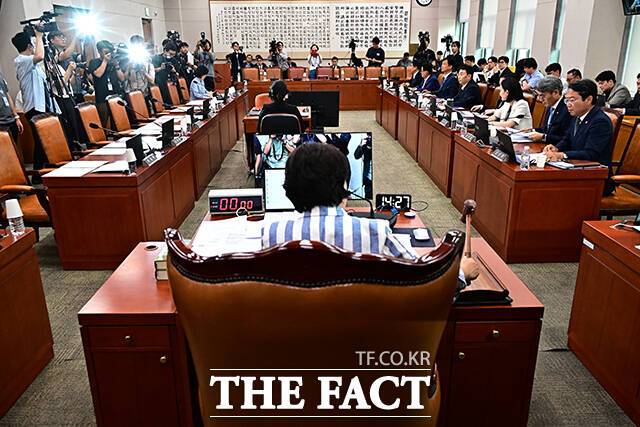 여야가 첨예하게 대립하는 안건을 집중 심리하기 위해 마련된 임시기구인 안건조정위원회(이하 안조위)가 사실상 유명무실하다는 비판이 나온다. 사진은 서영교 법사위원장이 8일 오후 서울 여의도 국회에서 열린 법제사법위원회 전체회의에 참석해 안건을 상정하는 모습. /배정한 기자
