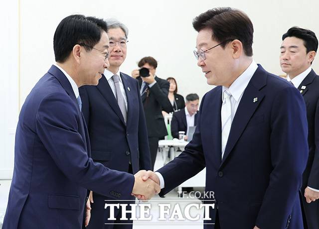 조정식 국회의장의 '현직 대통령 연임' 발언이 적잖은 파장을 불러오면서, 친(親)대통령 성향 인사의 입법부 수장직 수행이 적절한지에 대한 의구심도 커지고 있다. 사진은 이재명 대통령이 지난 6월 8일 청와대에서 열린 4부 요인 회동에서 조 의장과 인사하고 있는 모습. /뉴시스
