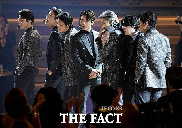 방탄소년단의 그래미 어워드 보이콧은 그 자체만으로 이들이 전 세계 음악 시장에서 차지하는 입지를 새삼 확인한 사건이라는 반응이다. 사진은 방탄소년단이 2022년 4월 3일 미국 네바다주 라스베이거스의 MGM 그랜드 가든 아레나에서 열린 제64회 그래미 시상식에 참석해 'butter' 공연을 펼치고 있는 모습이다./라스베이거스=AP.뉴시스
