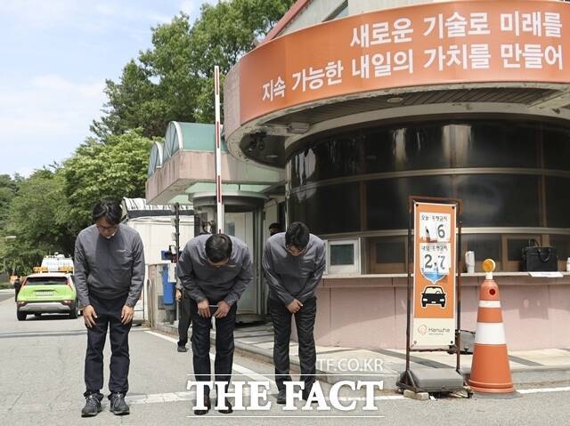 손재일(가운데) 한화에어로스페이스 대표이사가 지난달 1일 대전 유성구 한화에어로스페이스 대전사업장 앞에서 고개를 숙이며 공식 사과하고 있는 모습. /뉴시스