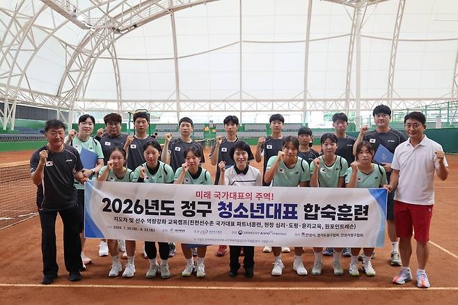 정구 유망주 12명이 남종대(맨 왼쪽) 전담지도자 등과 함께 30일부터 경기도 안성시 안성맞춤정구장에서 합숙훈련에 돌입했다. 사진 대한정구협회 제공