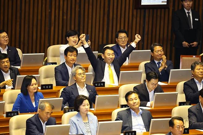 ‘검사 보완수사권 전면 폐지’가 담긴 형사소송법 일부개정법률안이 31일 오후 국회 본회의를 통과하자 김용민(팔 치켜 든 이), 서영교 더불어민주당 의원 등이 기뻐하고 있다. 김혜윤 기자 unique@hani.co.kr