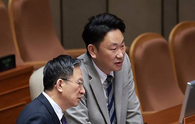 더불어민주당 곽상언 의원(오른쪽)과 정성호 법무부 장관이 25일 국회에서 열린 지난 2월 임시국회 본회의에서 대화하고 있다. 2026.2.25 [사진=연합뉴스]