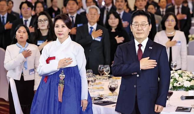 < 산티아고 동포 간담회 참석한 李 > 이재명 대통령과 김혜경 여사가 29일(현지시간) 칠레 수도 산티아고의 한 호텔에서 열린 동포 만찬간담회에서 국민의례를 하고 있다.  /뉴스1