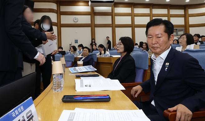형사소송법 개정안이 국회 통과를 앞둔 31일 더불어민주당 당 대표 후보인 정청래 의원이 의원회관에서 열린 ‘검찰 수사권 폐지 이후 피해자 인권 강화 방안’ 토론회에서 검찰 수사권 폐지에 반대하는 한 활동가로부터 항의받고 있다. 연합뉴스