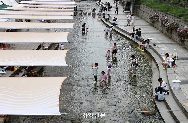 ‘청계천 물 첨벙첨벙’ 행사가 시작된 31일, 어린이들이 청계천에서 물놀이를 하고 있다.