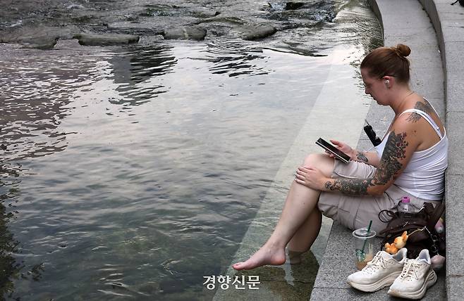 청계천에서 휴식을 취하고 있는 외국인.