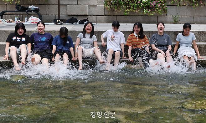 물장구를 치고 있는 청소년들