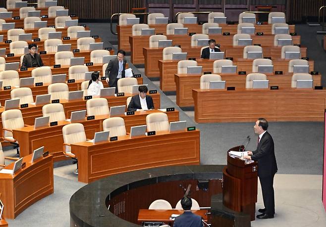 국민의힘 주호영 의원이 30일 국회에서 열린 7월 임시국회 제3차 본회의에서 검사의 보완수사권 폐지를 골자로 한 형사소송법 개정안에 대해 필리버스터(무제한 토론을 통한 합법적인 의사진행 방해)를 하고 있다. 이병주 기자