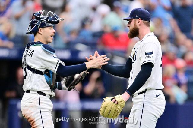 MLB 탬파베이 투수 브라이언 베이커(오른쪽)이 31일(한국시각) 열린 텍사스와 홈 경기서 구원에 성공한 뒤 포수 헌터 페두시아와 함께 기뻐하고 있다./게티이미지코리아