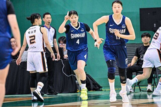 이혜미(가운데)가 31일 부천체육관에서 열린 2026 WKBL 퓨처스리그 조별리그 B조 우리은행과의 맞대결에서 수비 작전 사인을 보내고 있다. /WKBL 제공