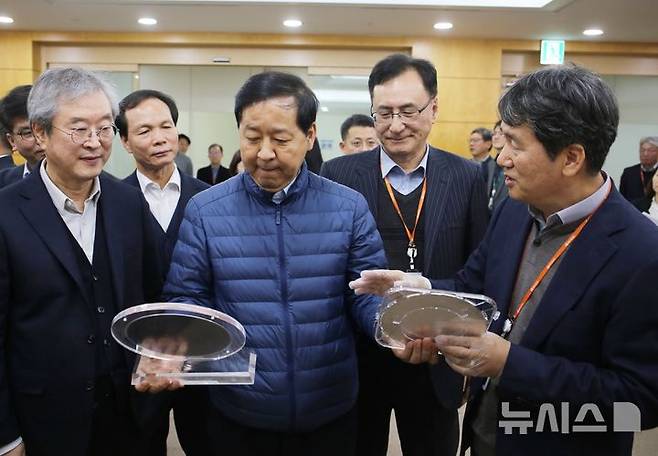 [음성=뉴시스] 서주영 기자 = 구윤철 경제부총리 겸 기획재정부 장관이 23일 충북 음성군의 비메모리 반도체 파운드리(위탁생산) 기업인 DB하이텍 상우공장을 찾아 반도체 웨이퍼를 살펴보고 있다. 2026.01.23. juyeong@newsis.com