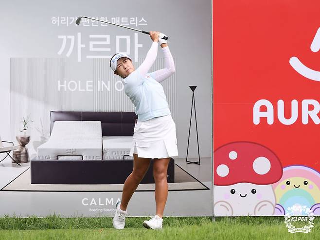 [서울=뉴시스] 한국여자프로골프(KLPGA) 투어 오로라월드 챔피언십 2라운드 단독 선두 김민주. (사진=KLPGA 제공) 2026.07.31. *재판매 및 DB 금지