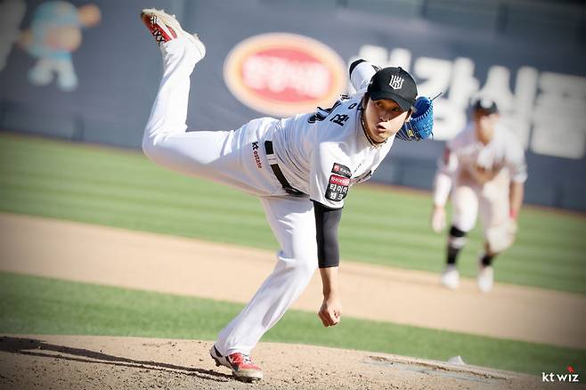 [서울=뉴시스] 프로야구 KT 위즈 박영현이 5일 수원 KT위즈파크에서 열린 2026 신한 쏠 KBO리그 롯데 자이언츠와의 경기에 등판해 공을 던지고 있다. (사진=KT 위즈 제공) 2026.05.05. *재판매 및 DB 금지