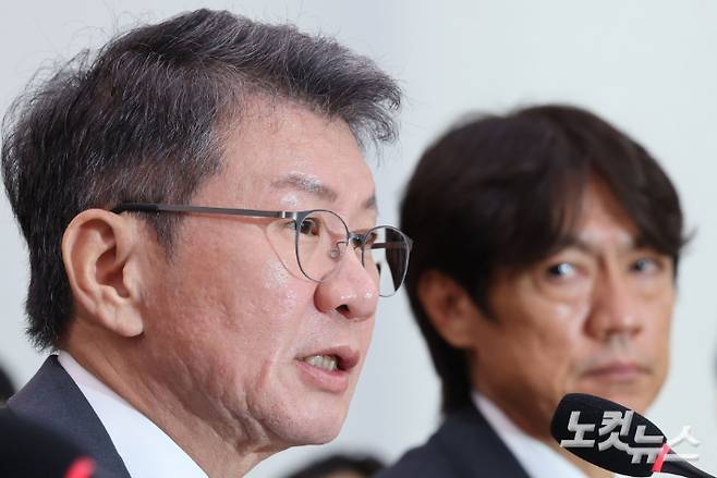 정몽규 전 대한축구협회장이 30일 서울 여의도 국회에서 열린 문화체육관광위원회의 대한축구협회 현안 관련 청문회에 참석해 질의에 답하고 있다. 황진환 기자