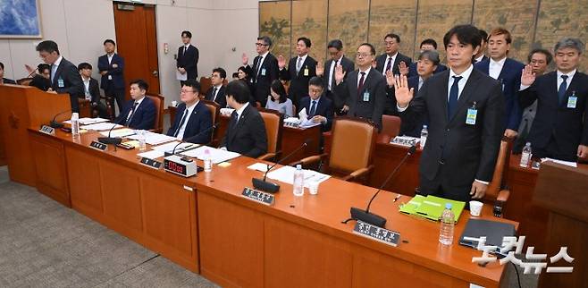 30일 서울 여의도 국회 문화체육관광위원회에서 열린 대한축구협회 현안 관련 청문회에서 증인 선서가 이뤄지고 있다. 윤창원기자