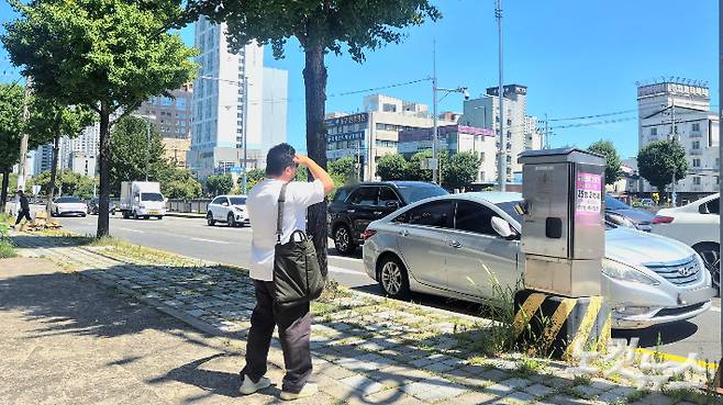 31일 오전 11시쯤 전남광주통합특별시 남구의 한 도로변에서 시각장애인 박형수씨가 지인을 기다리고 있다. 바로 옆 나무 그늘을 찾지 못하고 땡볕에 서 있는 모습. 한아름 기자