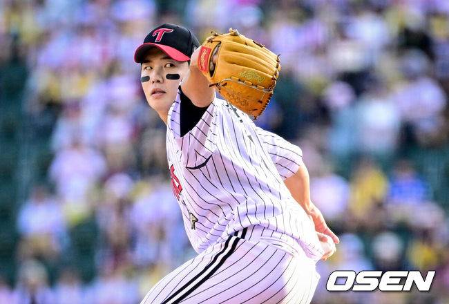 [OSEN=잠실, 조은정 기자]30일 서울 잠실야구장에서 2026 신한 SOL KBO리그 LG 트윈스와 키움 히어로즈의 경기가 열렸다.이날 LG는 임찬규, 키움은 안우진을 선발로 내세웠다. 1회초 LG 임찬규가 역투하고 있다. 2026.07.30 /cej@osen.co.kr