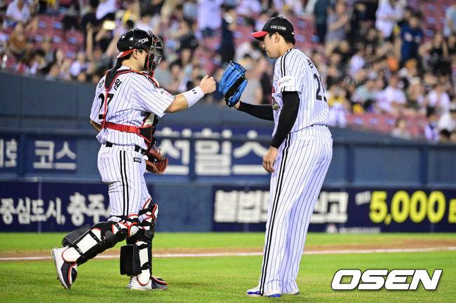 [OSEN=잠실, 조은정 기자]LG 토종 선발 투수 임찬규가 10승을 거두며 4년 연속 두 자릿수 승리를 달성했다. LG 트윈스는 30일 서울 잠실야구장에서 2026 신한 SOL KBO리그 키움 히어로즈의 경기에서 5-3 승리를 거뒀다.LG 박동원, 손주영 배터리가 승리를 기뻐하고 있다. 2026.07.30 /cej@osen.co.kr