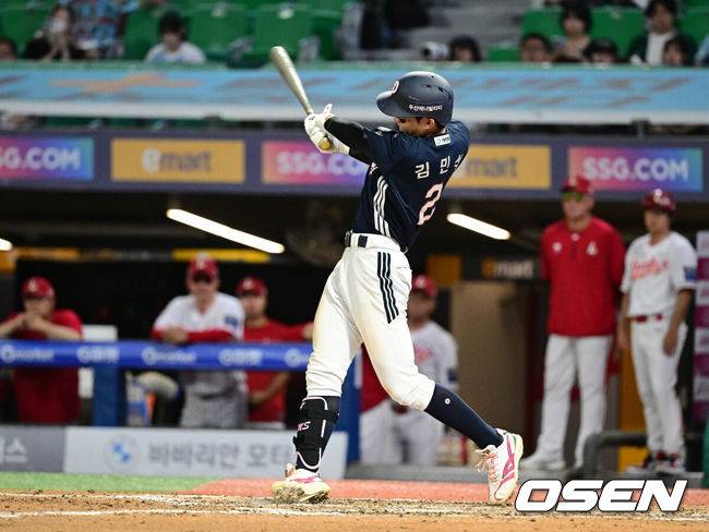 [OSEN=인천, 지형준 기자] 29일 인천SSG랜더스필드에서 2026 신한 SOL KBO리그 SSG 랜더스와 두산 베어스의 경기가 열렸다.SSG은 해치, 두산은 최민석을 선발로 내세웠다.9회초 2사 1루에서 두산 김민석이 우전 안타를 날리고 있다. 2026.07.30 / jpnews@osen.co.kr