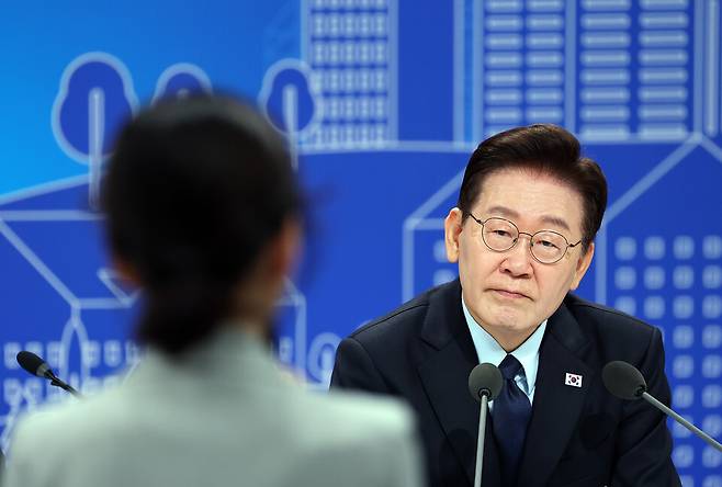 이재명 대통령이 7월23일 서울 여의도 KBS 별관에서 열린 부동산정책 국민 대토론회에서 참석자 발언을 듣고 있다. ⓒ연합뉴스