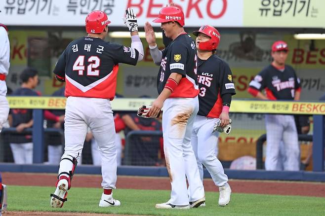 ▲ 30일 대구 삼성전 2회 페덱을 상대로 결정적인 3점 홈런을 터뜨린 김태군 ⓒKIA타이거즈