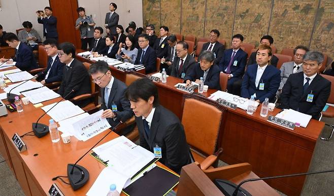 30일 국회에서 진행된 대한축구협회 청문회에 출석한 증인과 참고인들. /사진=최휘영 장관 SNS 캡처