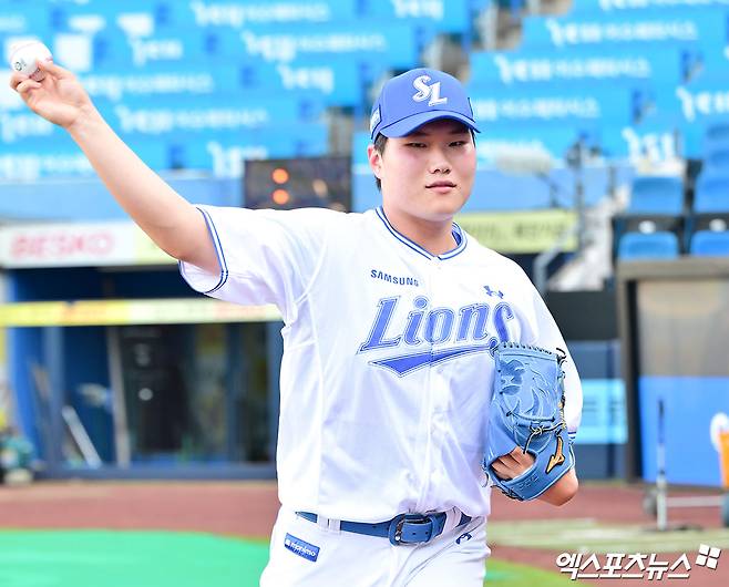 30일 오후 대구삼성라이온즈파크에서 열리는 '2026 신한 SOL Bank KBO리그' KIA 타이거즈와 삼성 라이온즈의 경기, 이날 1군으로 콜업된 삼성 박용재가 포즈를 취하고 있다. 대구, 김한준 기자