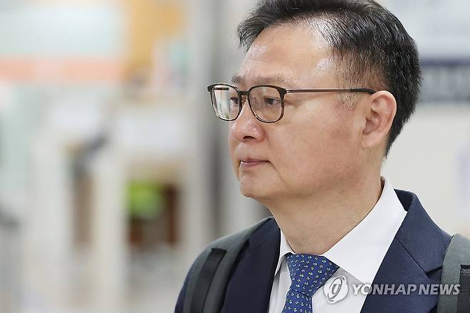 공판 출석하는 구세현 전 웰바이오텍 대표 (서울=연합뉴스) 신준희 기자 = 삼부토건 관계사인 웰바이오텍 주가조작에 가담한 혐의를 받는 구세현 전 대표가 11일 서초동 서울중앙지법에서 열리는 1심 속행공판에 출석하고 있다. 
    지난달 보석으로 풀려난 구 전 대표는 불구속 상태로 재판을 받는다. 2026.5.11 hama@yna.co.kr