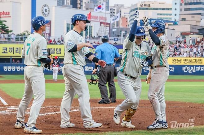 만루 홈런을 친 권희동(오른쪽 두 번째)과 NC 동료들 [NC 다이노스 제공. 재판매 및 DB 금지]