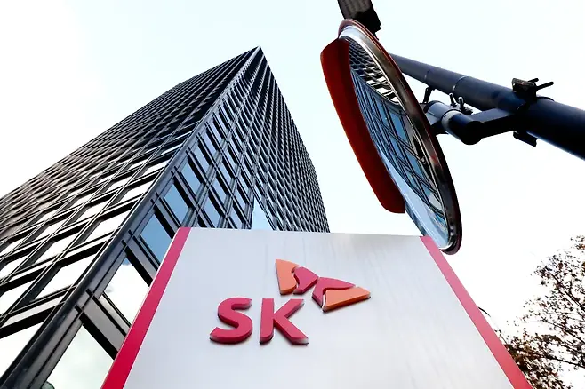 이번 거래로 SK가 보유한 지분은 정리됐지만, 최태원 SK그룹 회장이 개인 명의로 보유한 SK실트론 잔여 지분 29.4%에 대해서는 별도로 잔여 지분 인수 협상이 이어질 예정이다. 서울 종로구 종로 26에 위치한 SK본사 전경. 사진=임준선 기자