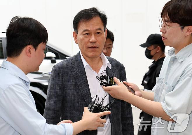 직권남용권리행사방해 혐의를 받는 윤한홍 국민의힘 의원이 1일 경기 과천시 2차 종합특검 사무실에 피의자 신분으로 출석하고 있다.  2026.8.1 ⓒ 뉴스1 최지환 기자