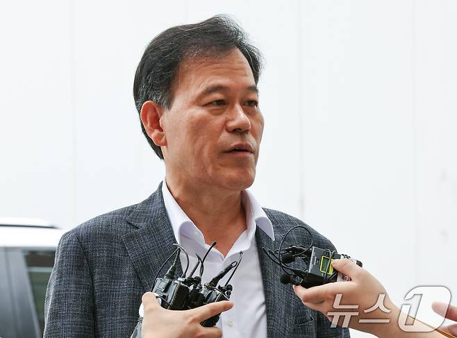 직권남용권리행사방해 혐의를 받는 윤한홍 국민의힘 의원이 1일 경기 과천시 2차 종합특검 사무실에 피의자 신분으로 출석하며 취재진 질문에 답변하고 있다. 2026.8.1 ⓒ 뉴스1 최지환 기자