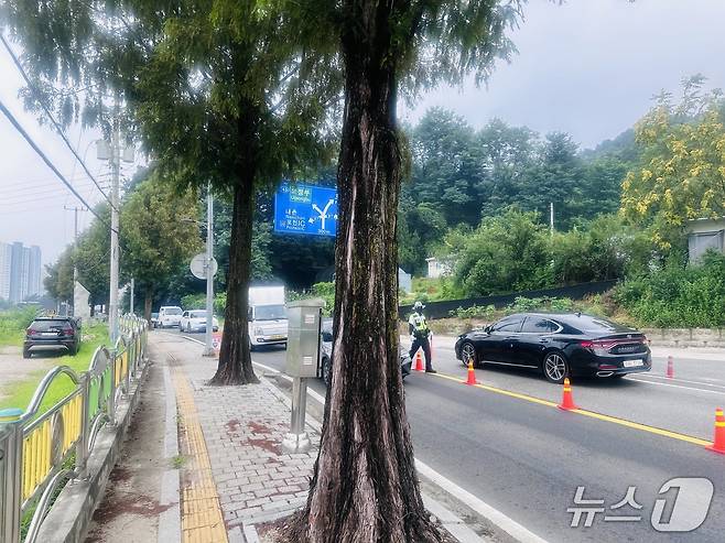 1일 오전 11시께 경기 포천시 군내면 일대에서 숙취 운전 단속을 진행하는 포천경찰서 경찰관들. 2026.08.01 ⓒNews1. 이상휼 기자
