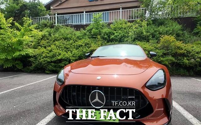 메르세데스-AMG GT 63 S E 퍼포먼스의 전면. 같이 달리자며 매혹하고 있다. /경기 파주=오승혁 기자