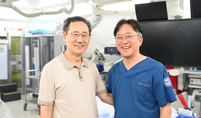 임영효 한양대병원 심장내과 교수(오른쪽)는 흉통과 구토 증세가 극심하게 나타나면 급성 심근경색을 의심하고 신속하게 병원을 찾으라고 당부했다. 신상진 한양대 물리학과 교수는 발병 30분 이내로 응급실을 찾아 임 교수에게 스텐트 시술을 받은 뒤 철저하게 건강을 관리하고 있다. 한양대병원 제공